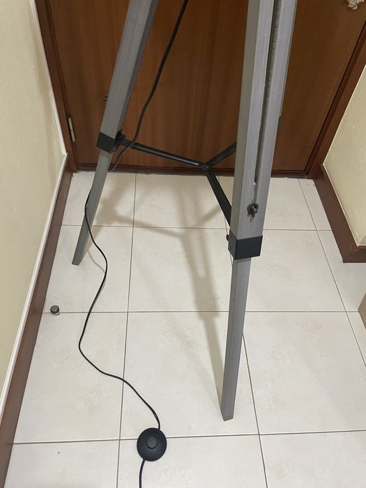 Candeeiro de pé cinza