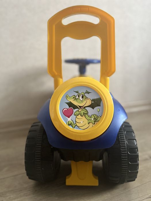 Машинка толокар Doloni Toys жовто-синя з багажником і спинкою