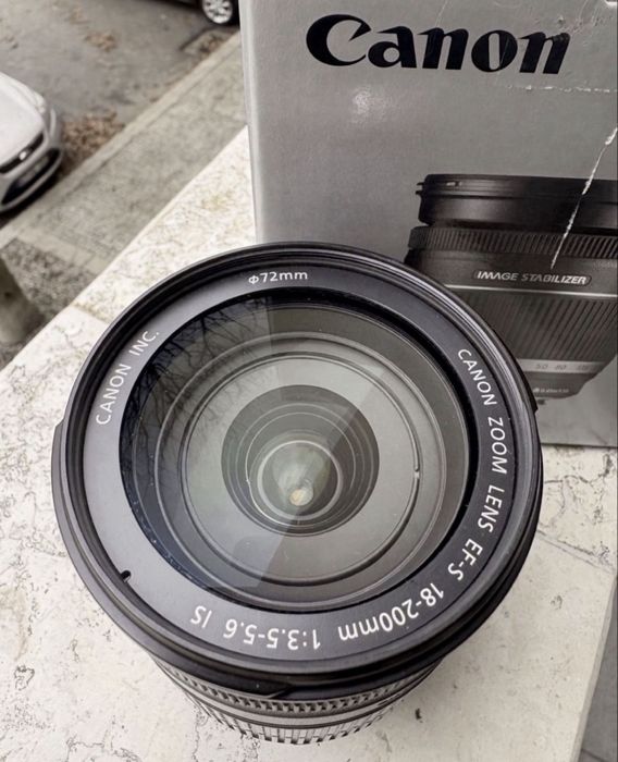 Canon EF 18-200mm f/3.5-5.6 IS