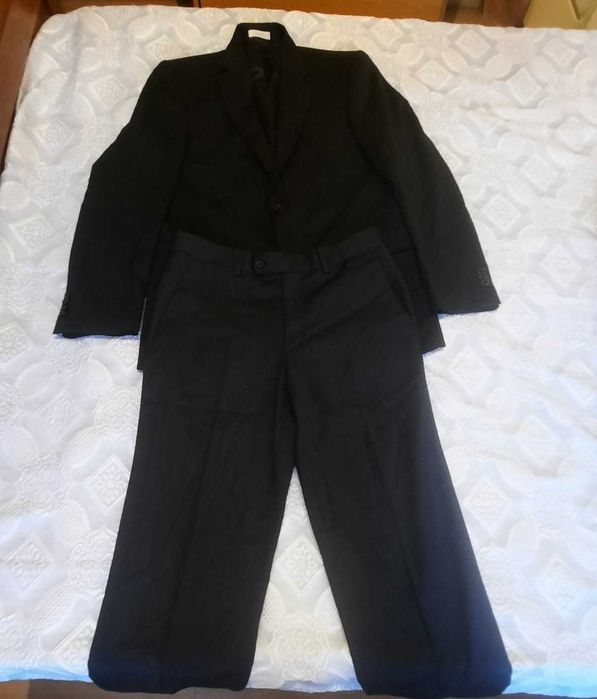 Traje académico masculino completo