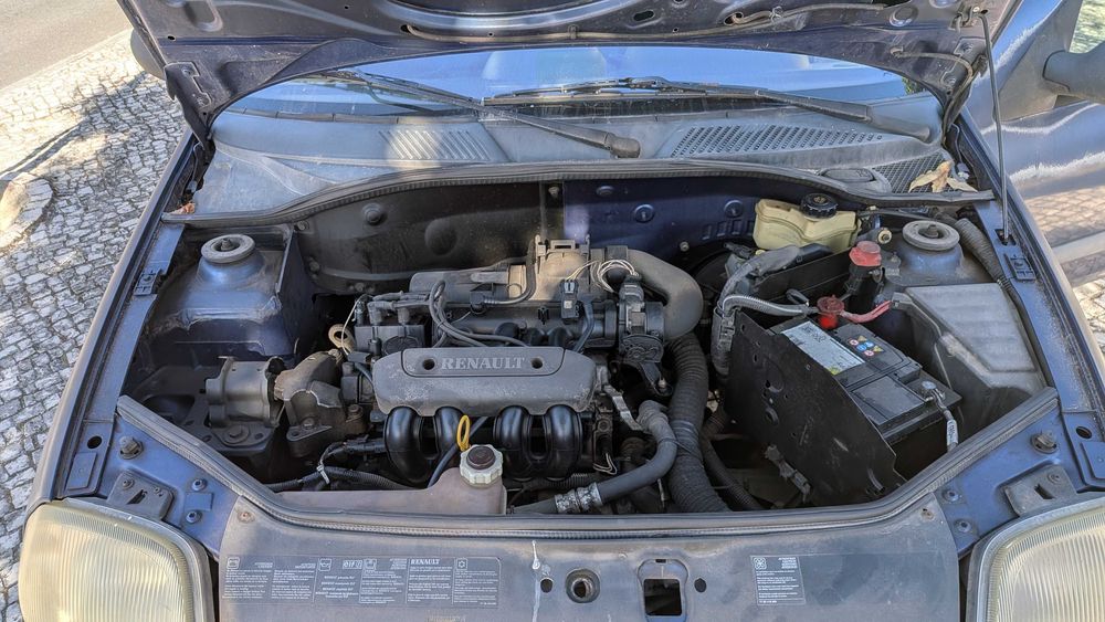 Renault Clio, cor azul escuro