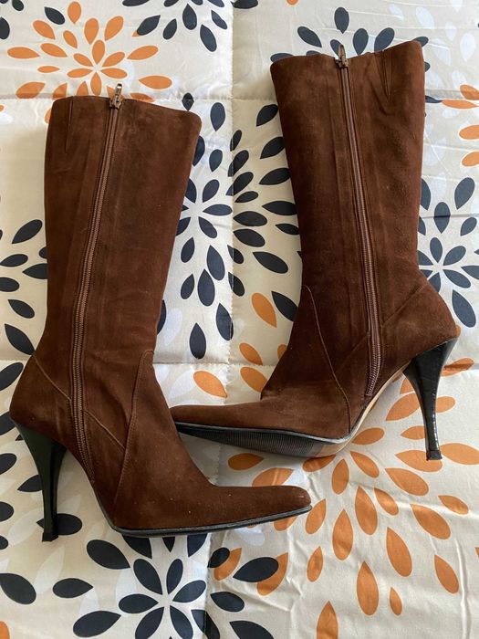 Botas altas, em pele, castanhas escuras, de salto alto e fino