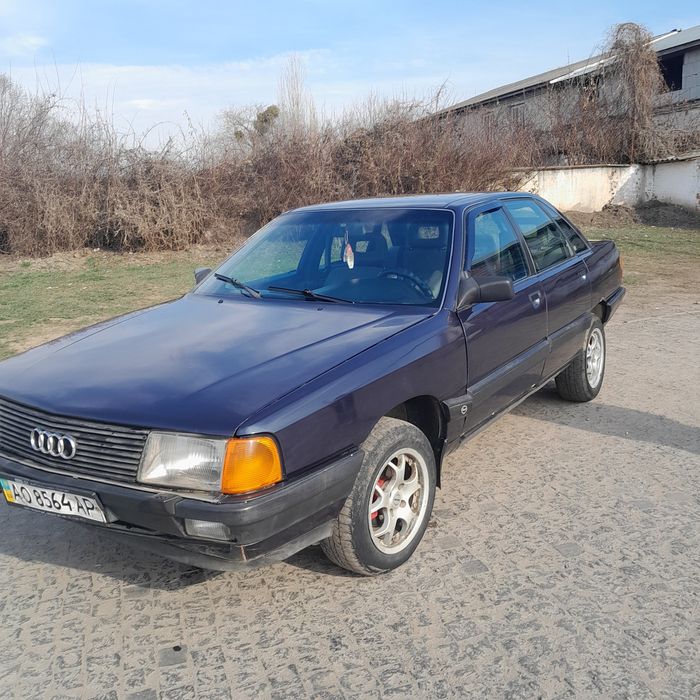 Автомобіль ауді 100