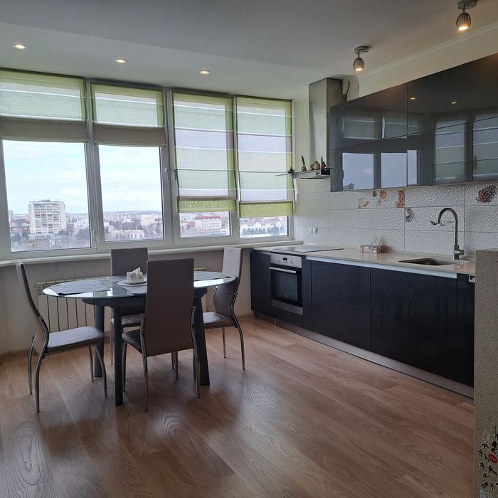 Простора 2к квартира на Фабричній