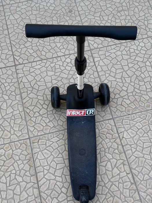 Trotinete Bird com rodas luminosas