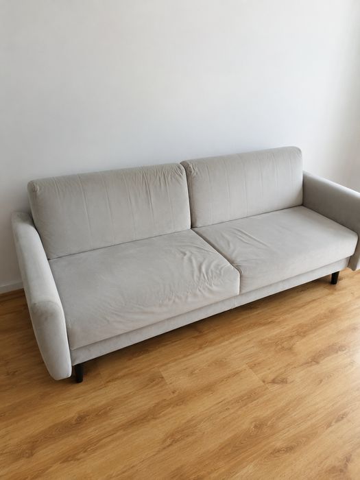 Sofa rozkładana na nóżkach