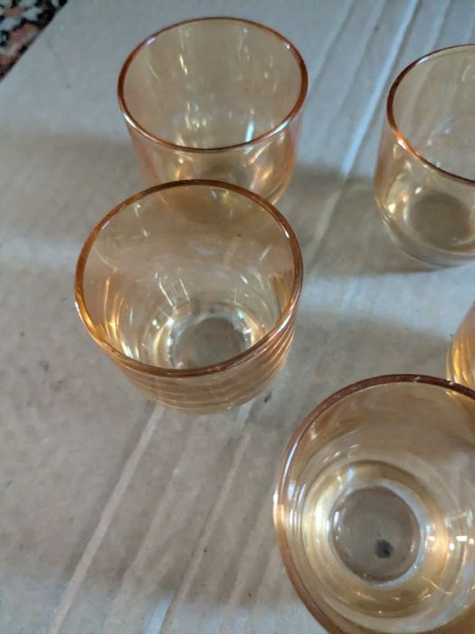 Невеликий графін та чарки