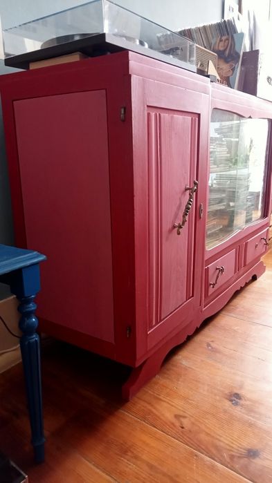 Móvel vitrine antigo e em madeira maciça