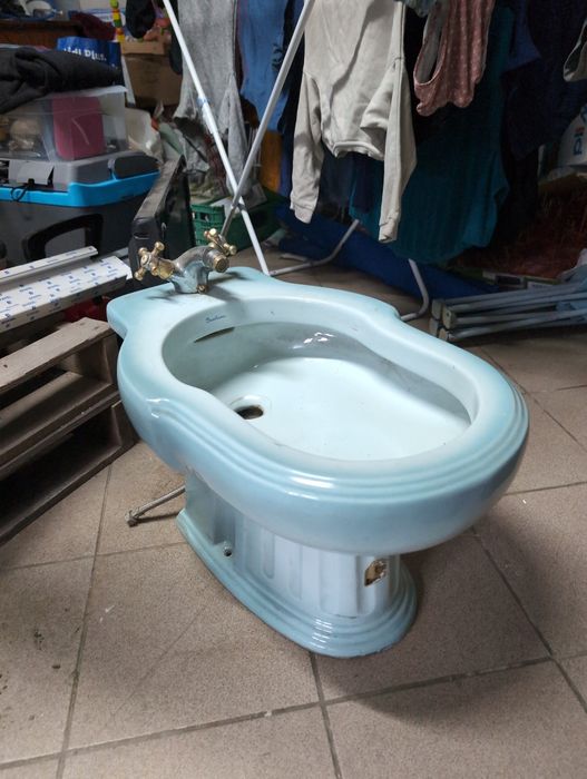 Bidé azul em bom estado