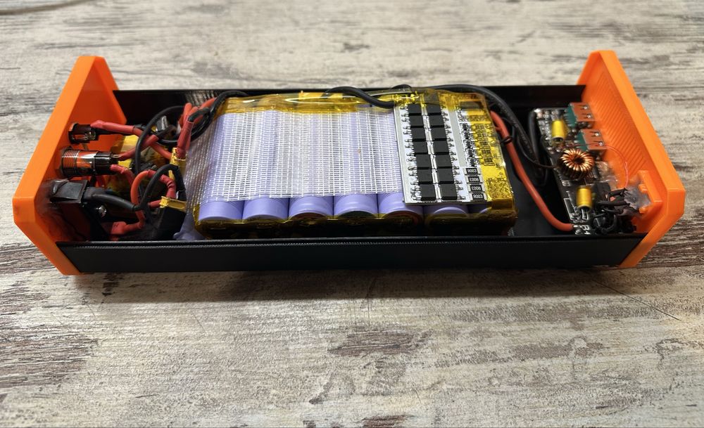 Мощный повербанк . 65w, 12 V, 220 v