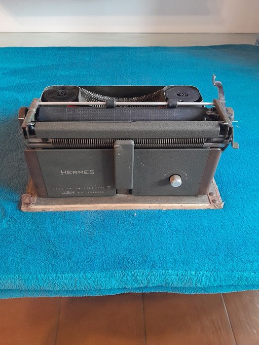 Máquina de escrever antiga Hermes