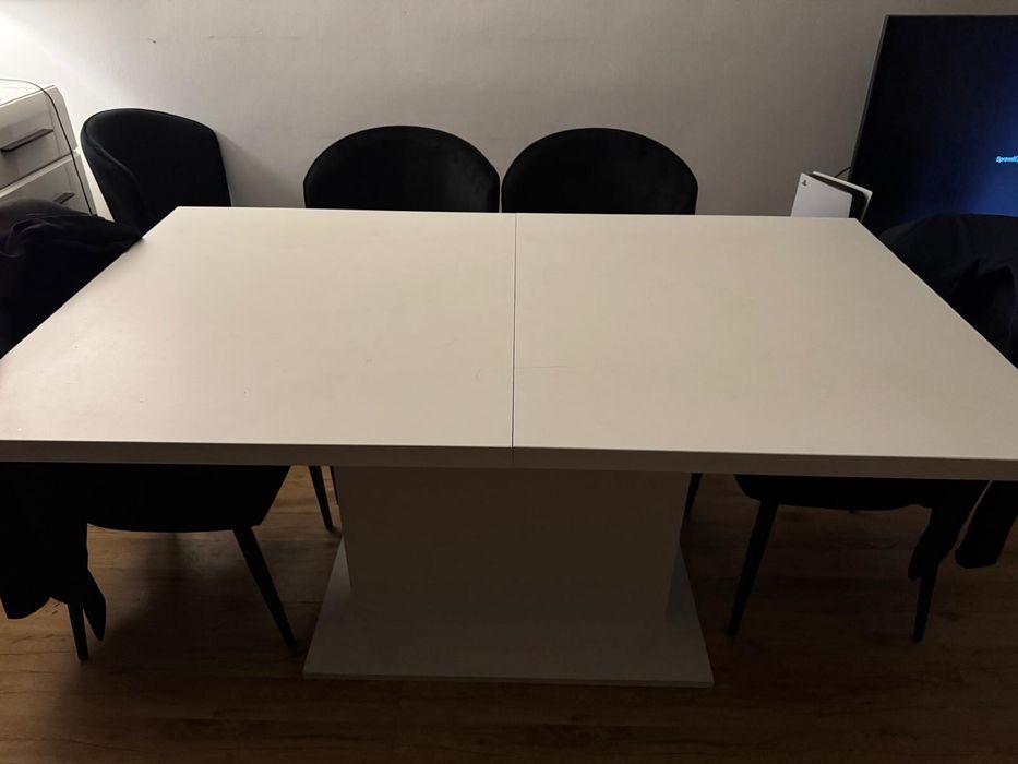 Bialy stół do salonu