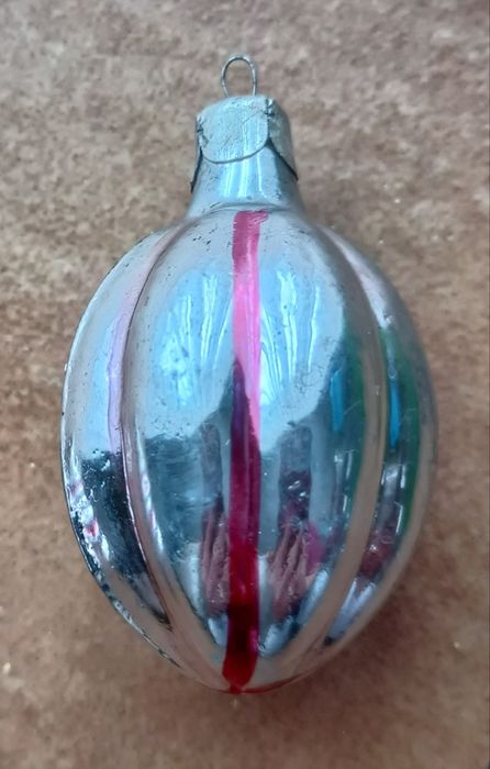 Zestaw Dwu Klasycznych Bombek Choinkowych z Okresu PRL