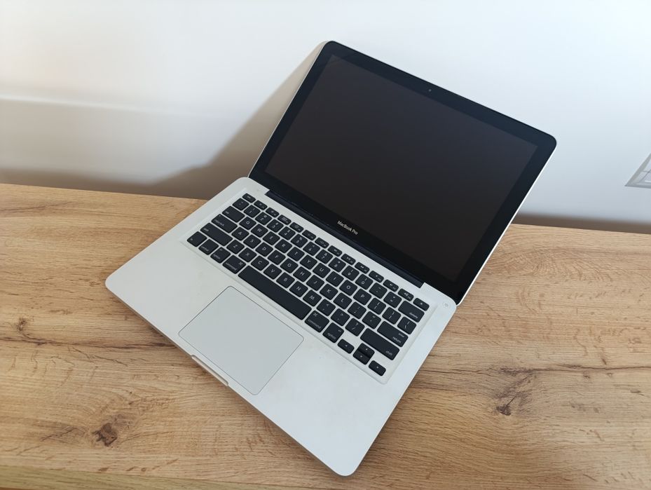 Apple MacBook на запчастини.Плата,матриця,батарея робочі