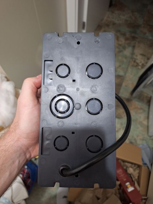 Gniazdo potrójne chowane w blat nadblatowe gniazdo wpuszczane białe