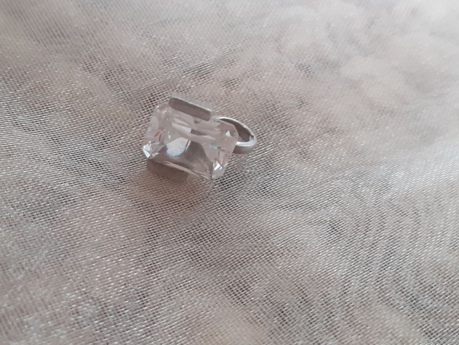 Srebrna zawieszka z cyrkonią