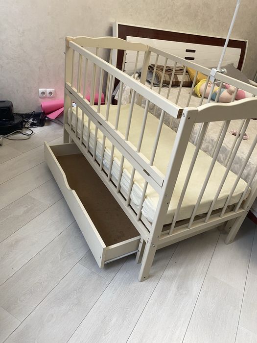 Детская кроватка с коробом, маятником, матрасом, креплением для балдахина