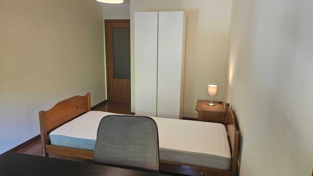 Quarto a estudante no Pólo Universitário (apartamento apenas com 2 quartos)