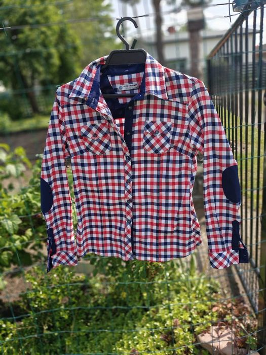 Damska koszula rozmiar z metki 42, lecz mniejsza.