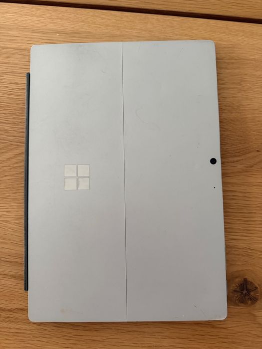 Microsoft Surface Pro 7 i5 / 8 GB / 128 GB + klawiatura + etui + ładowarka