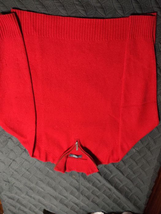 Camisola vermelha, de gola alta, com fecho  Sacoor