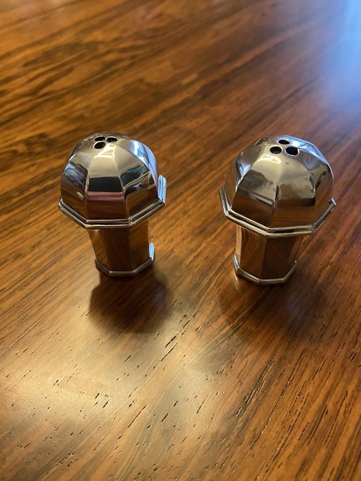 Saleiro e pimenteiro individuais em prata da Topázio