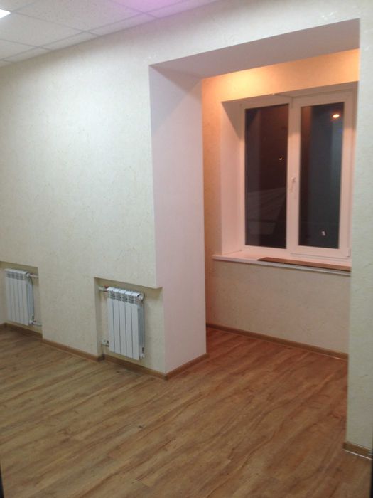 продам нежитлове офісне приміщення в центрі з окремим входом
