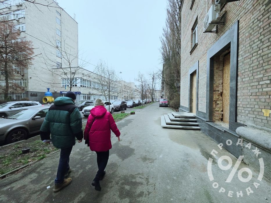 Печерськ, фасадне приміщення 54 м2, перший поверх, окремий вхід