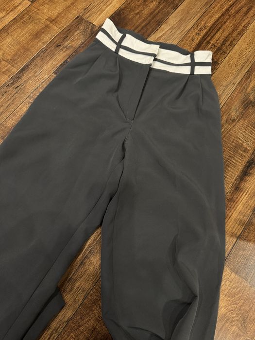 Класичні штани з білим поясом