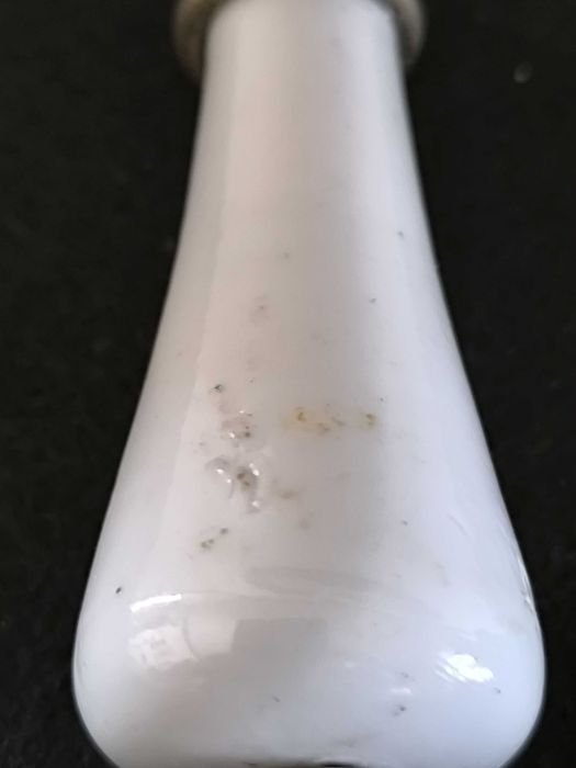 Antigo puxador de autoclismo em porcelana e metal