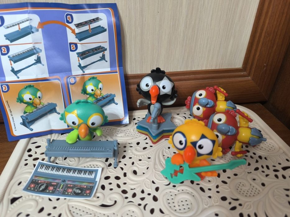 Кіндер максі папуги музиканти