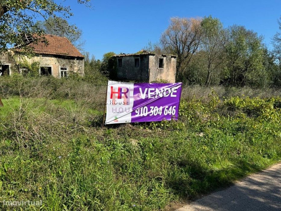 Vende-se Terreno com casas em ruina com 8000m2