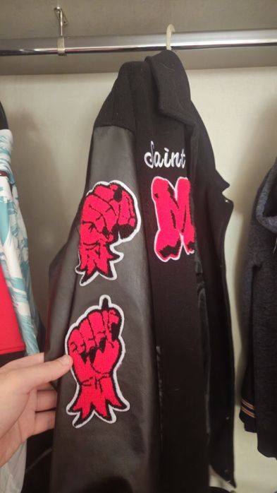 Casaco varsity vermelho