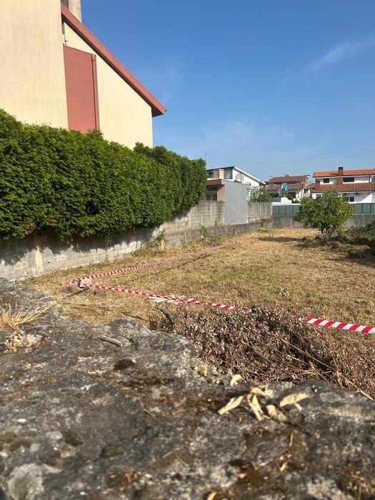 Terreno urbano para construcao 2 Moradias  Maia