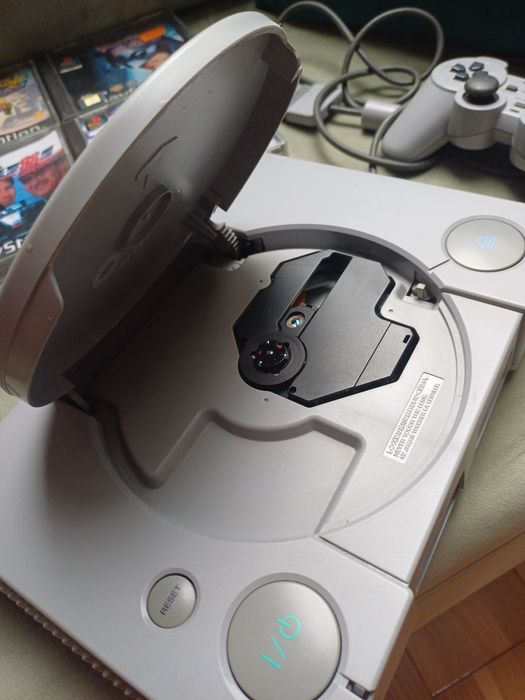 PlayStation 1 z padem i 12 grami