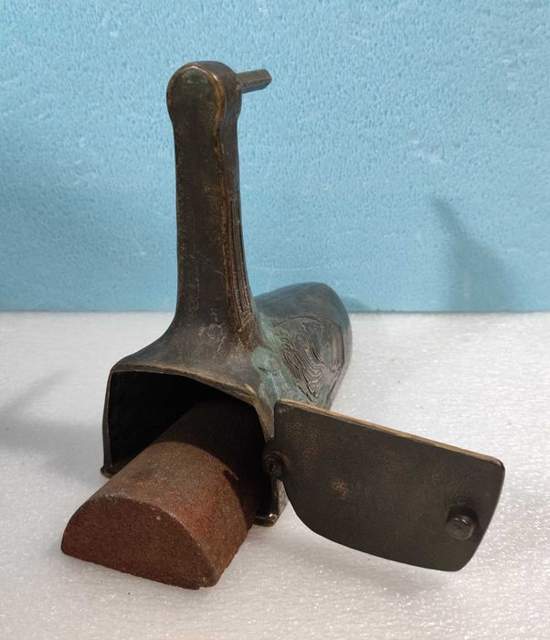 Original e raro antigo ferro de engomar