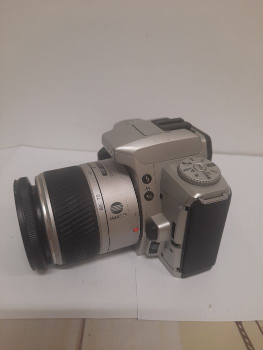 Плівковий дзеркальний фотоапарат Minolta Dynax 5 з об’єктивом Minolta AF Zoom 28–80 мм f/3.5–5.6 D.