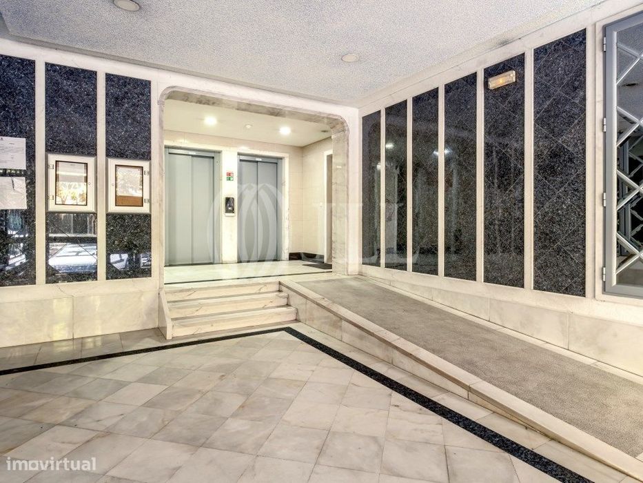 Apartamento T4, com terraço e estacionamento, em Lisboa