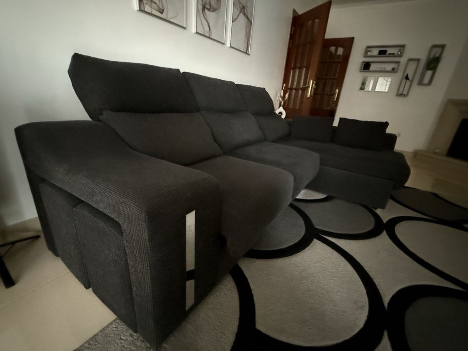 Sofá chaise com arrumação e 2 bancos