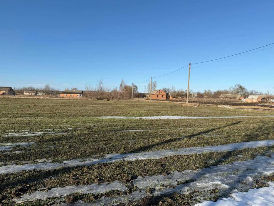 Продам ділянку в смт Літин .Рівна під житлову забудовуПоруч світло газ