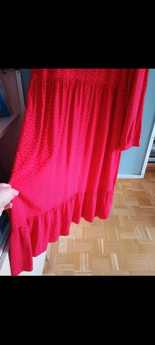 Piękna czerwona sukienka w czarne groszki