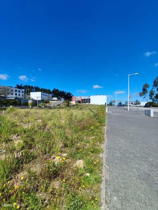 Terreno Para Construção De Prédio Na Rua Pinhal De Vale De Lobos Em Le — Leiria, Pousos, Barreira E Cortes, Leiria