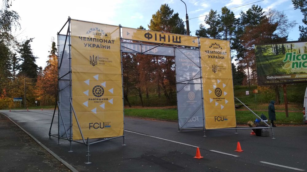 Сцена, світло, звук, металеві конструкції