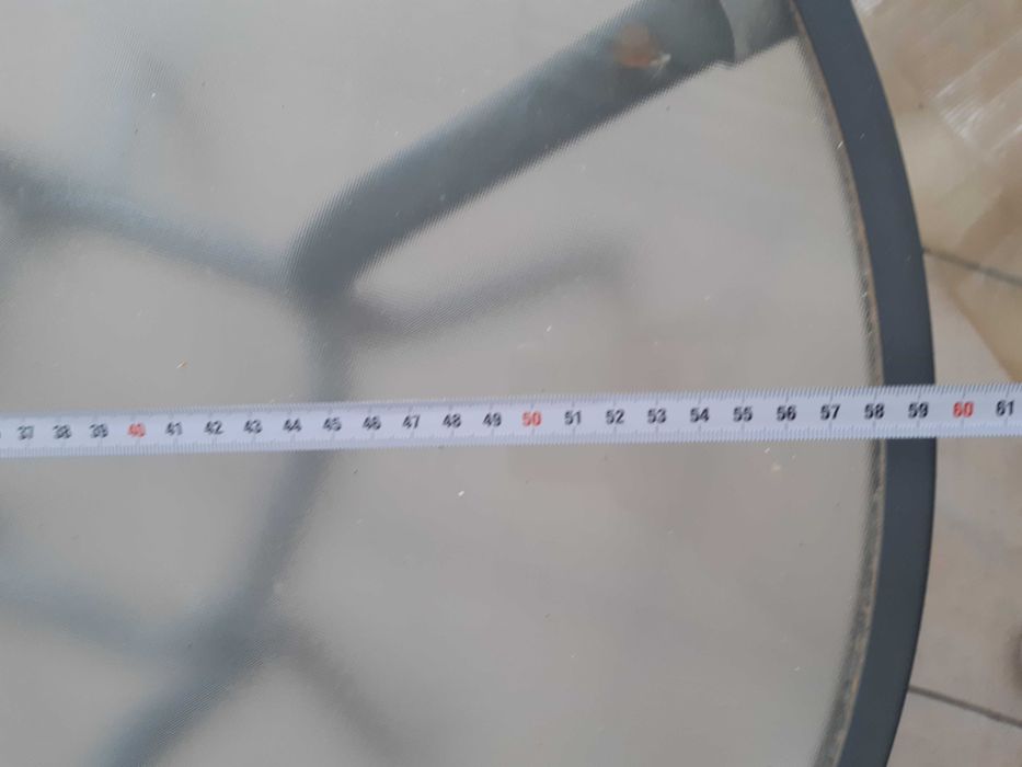 Mesa baixa metálica de tampo em vidro