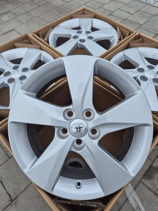 #T54S Alufelgi R16 5x100 Lexus CT200h od 2011 do 2025 Nowe