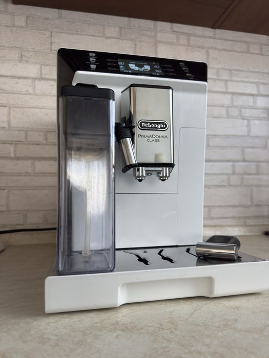 Кавомашина Delonghi PrimaDonna Class ECAM 550.65.W