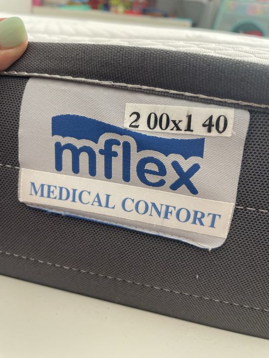 Cama branca com estrado e colchao