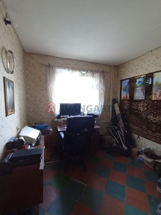 Продається простора 5-кімнатна квартира на 2-му микр. лівого берега міста Кам'янське.