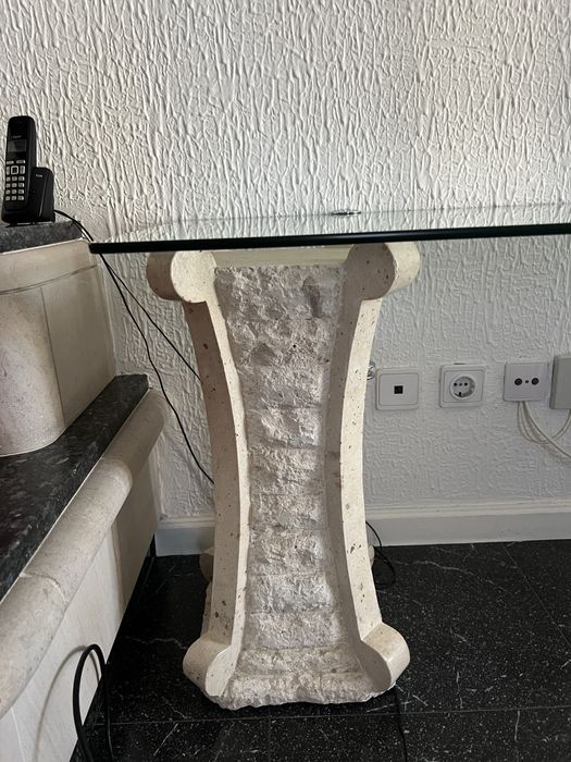 Aparador de pedra e vidro