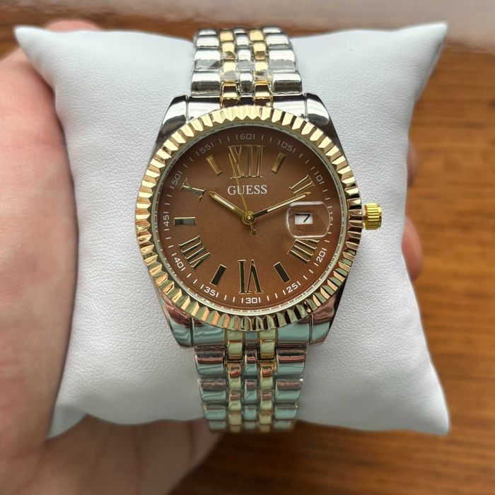 Жіночий годинник на браслеті Guess з циферблатом кольору шоколад
